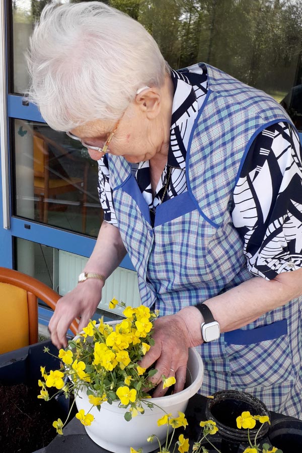 Personne En Ehpad Avec Des Fleurs