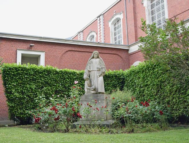 Jardin avec une statut en pierre